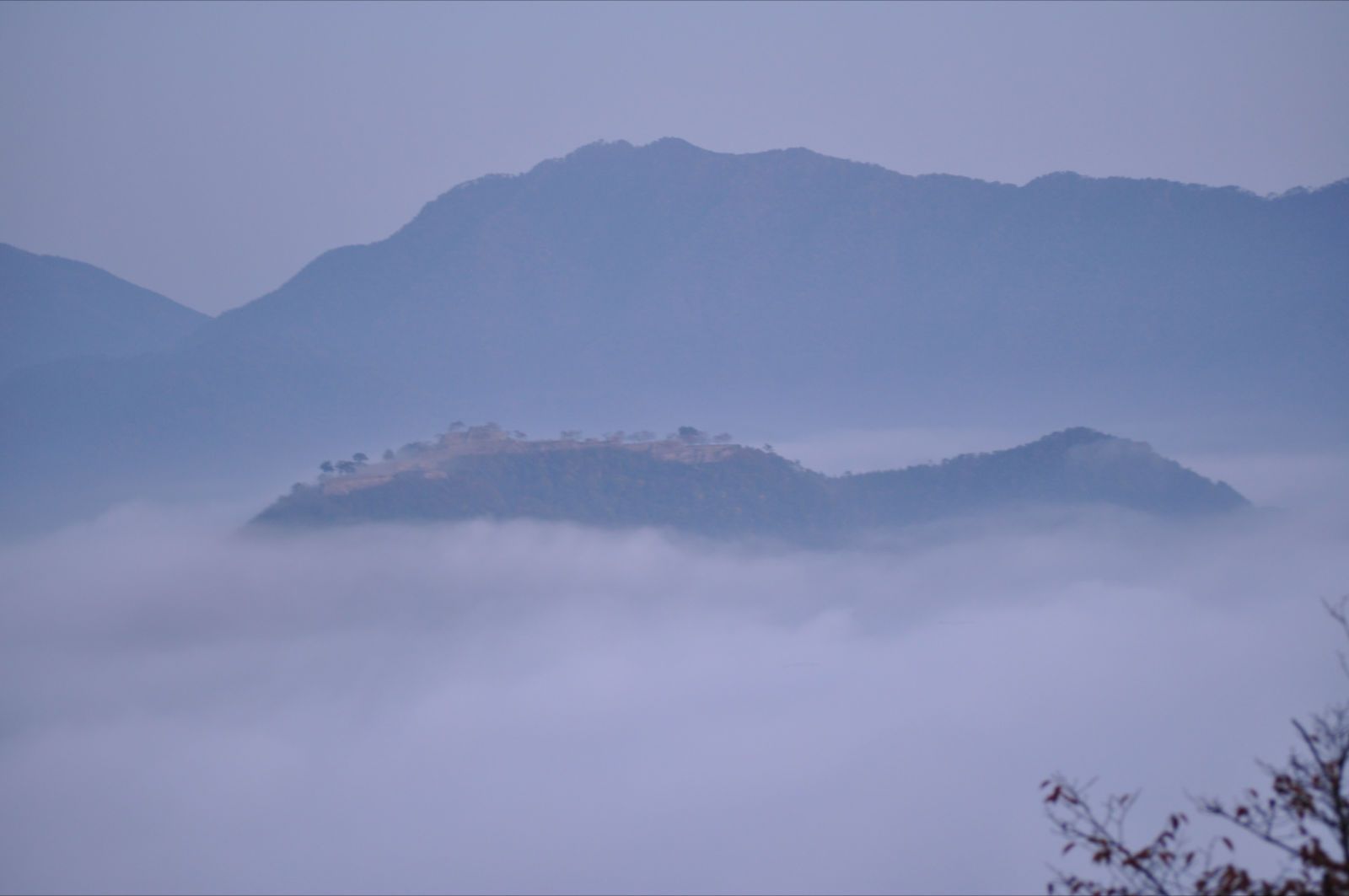 Takeda Castle ruins floating above a sea of clouds at dawn, seen from Ritsuunkyo