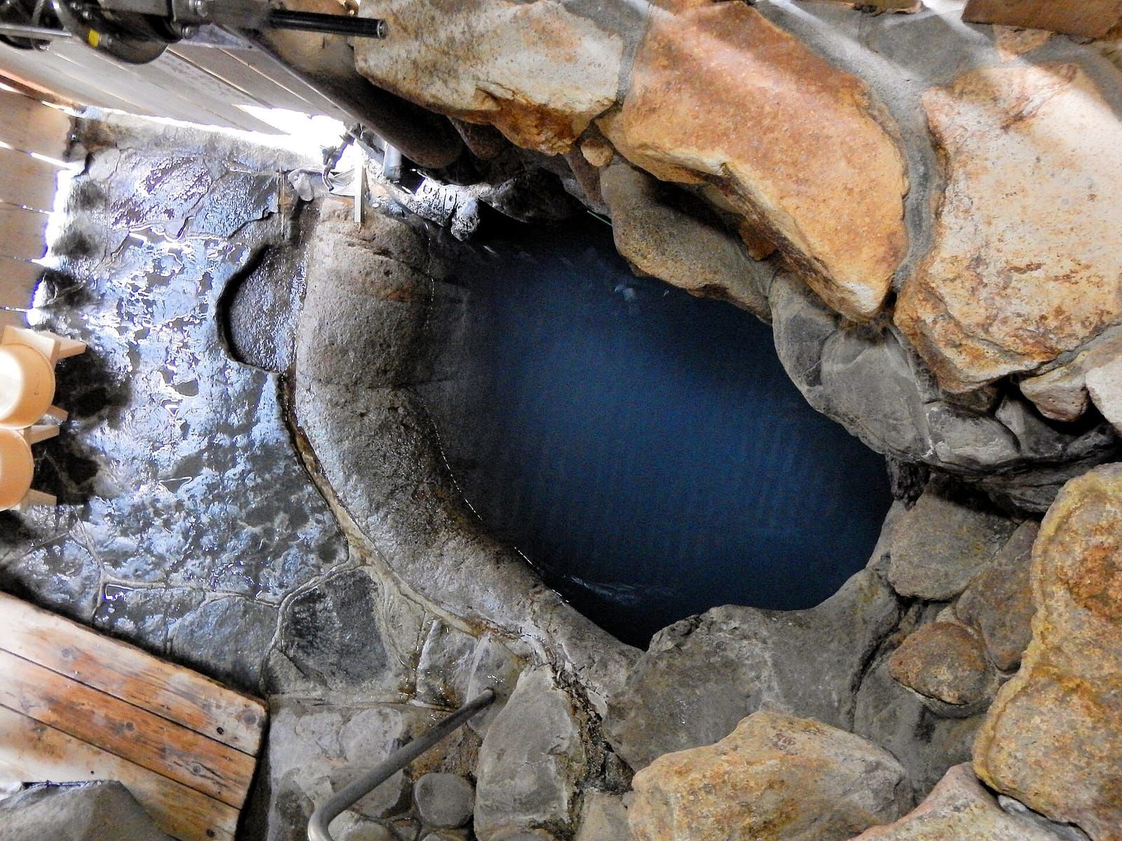 The small rock pool of Tsuboyu filled with milky blue hot-spring water, Yunomine Onsen, Wakayama